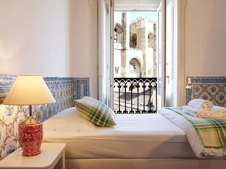 Bedroom, City view