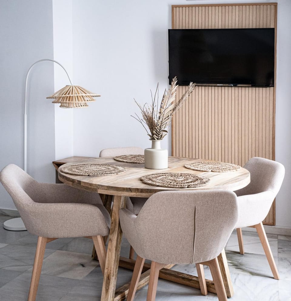 TV and multimedia, Living room, Seating area, Dining area