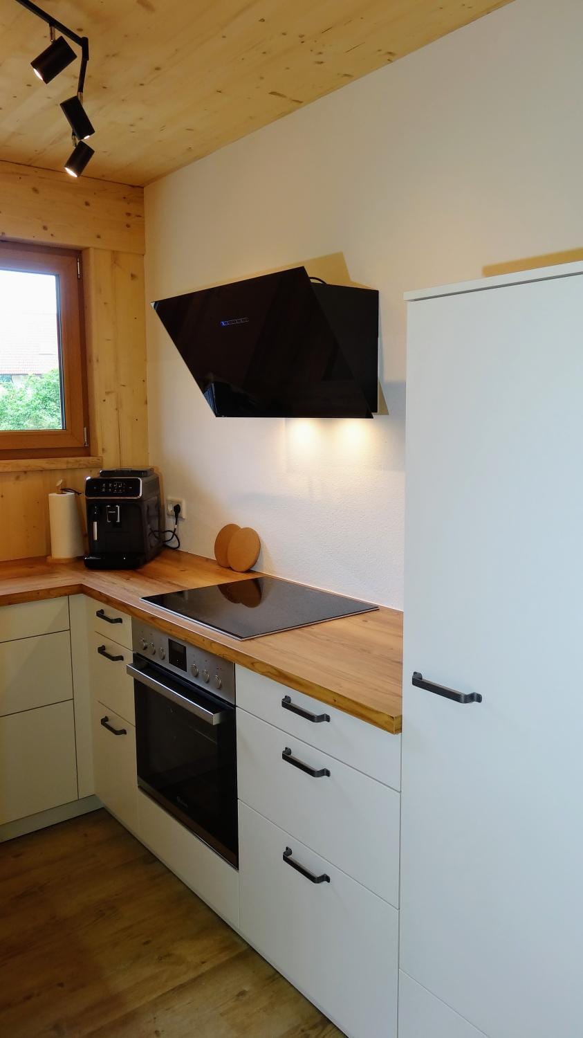 Coffee/tea facilities, Kitchen or kitchenette, stove, kitchen