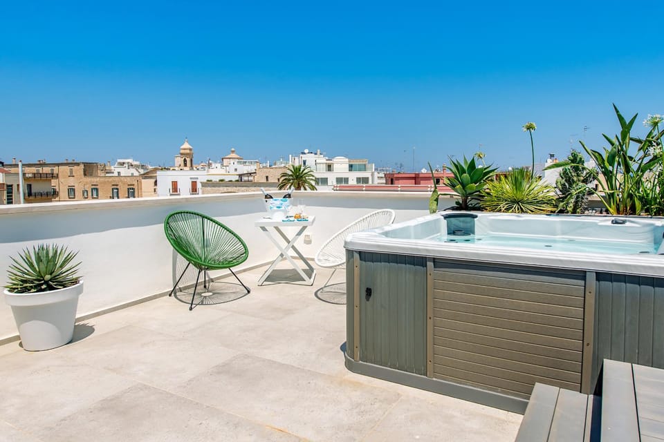 Patio, Day, Natural landscape, Hot Tub, View (from property/room), Balcony/Terrace, Pool view, Swimming pool, sunbed