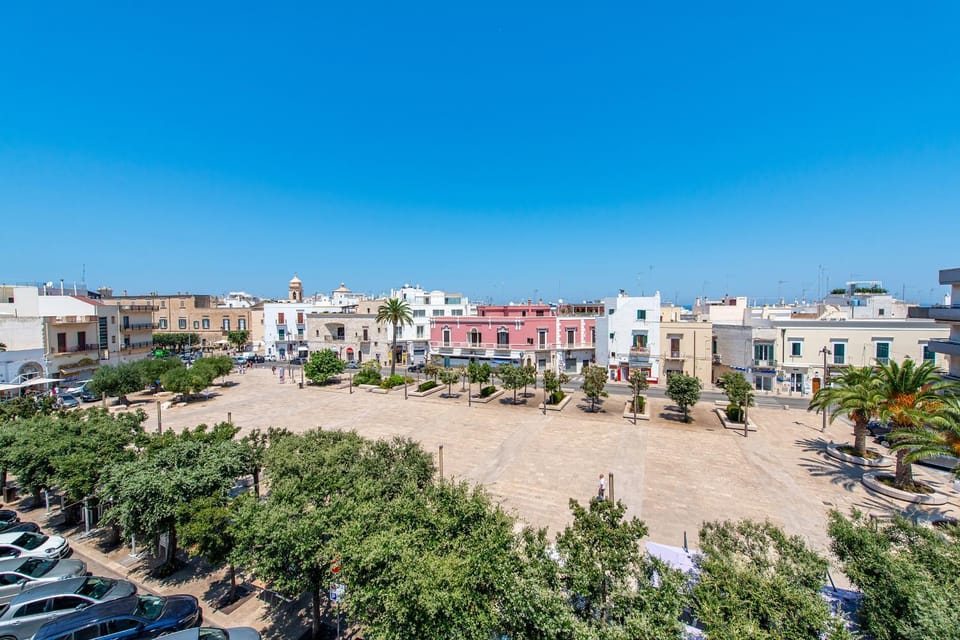 Property building, Day, Neighbourhood, Natural landscape, City view, Sea view, Street view, Location, Parking