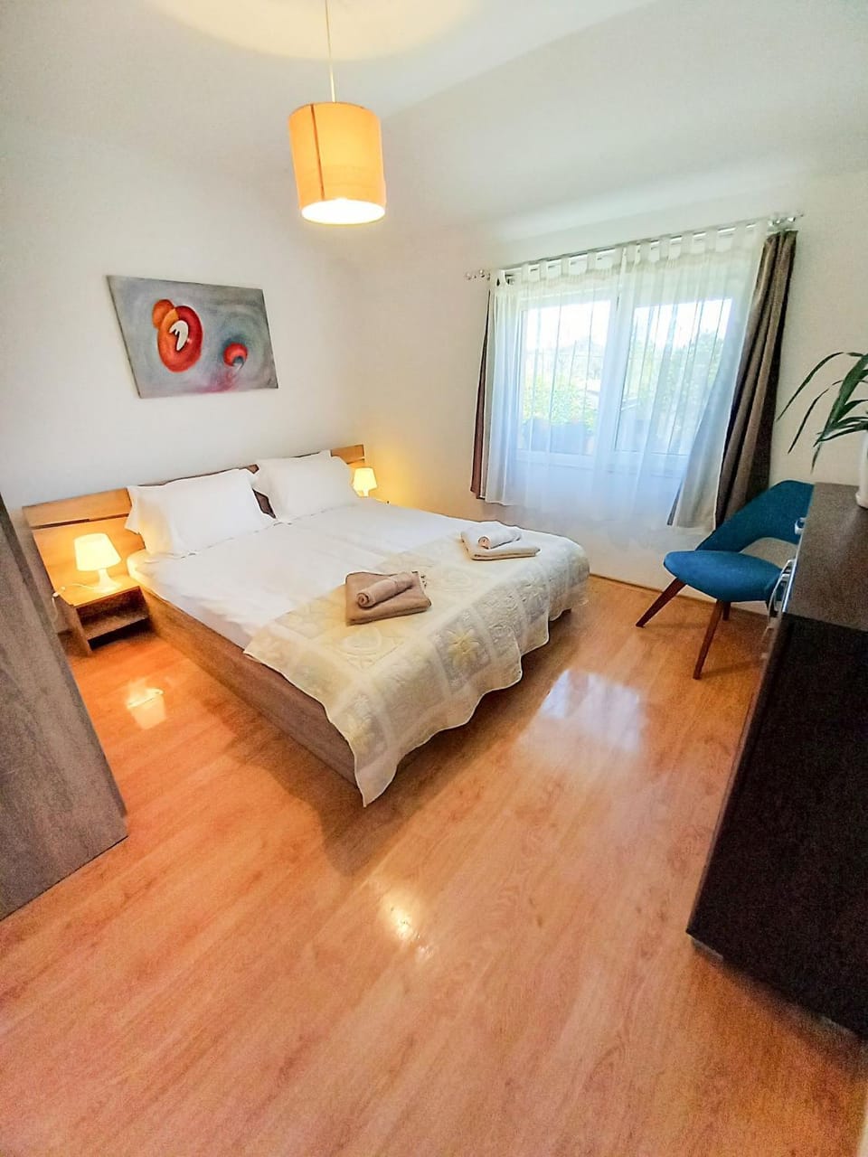 Photo of the whole room, Bedroom