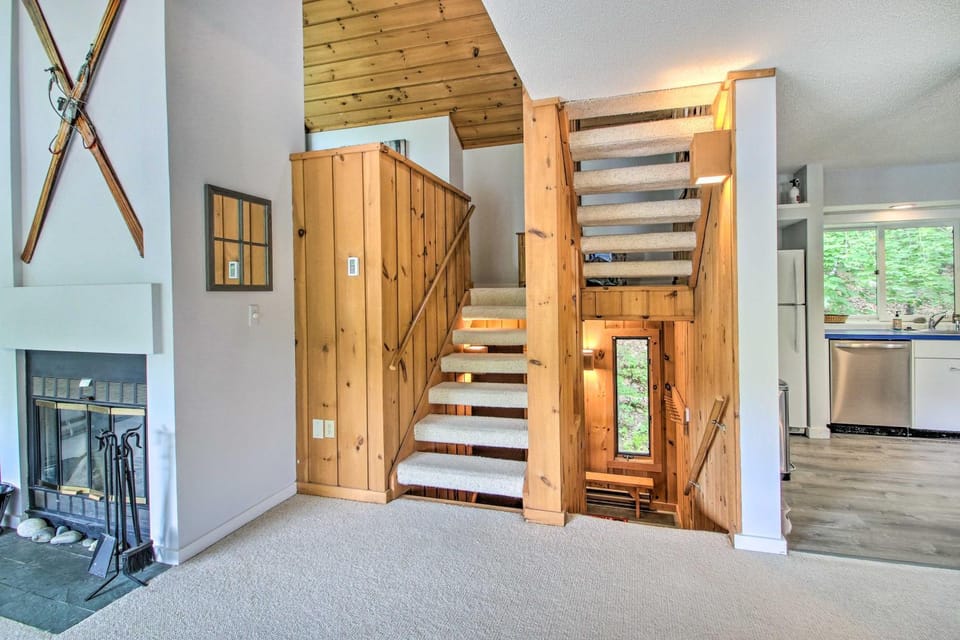 Cozy Lincoln Condo ~ 1 Mi to Loon Mountain! House in Lincoln