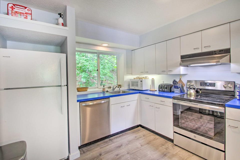 Cozy Lincoln Condo ~ 1 Mi to Loon Mountain! House in Lincoln