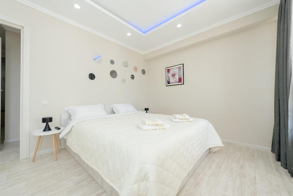 Bed, Bedroom, towels