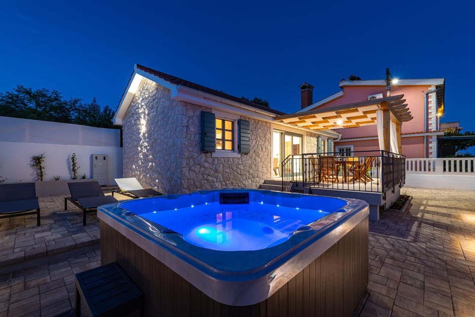 Property building, Hot Tub