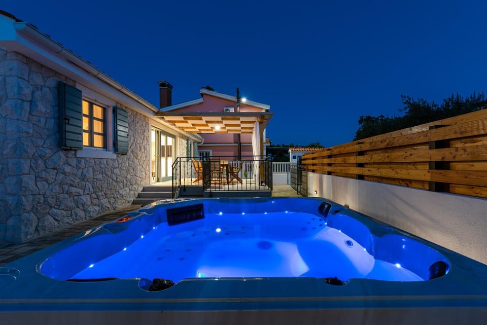 Property building, Hot Tub, Balcony/Terrace, Spa and wellness centre/facilities