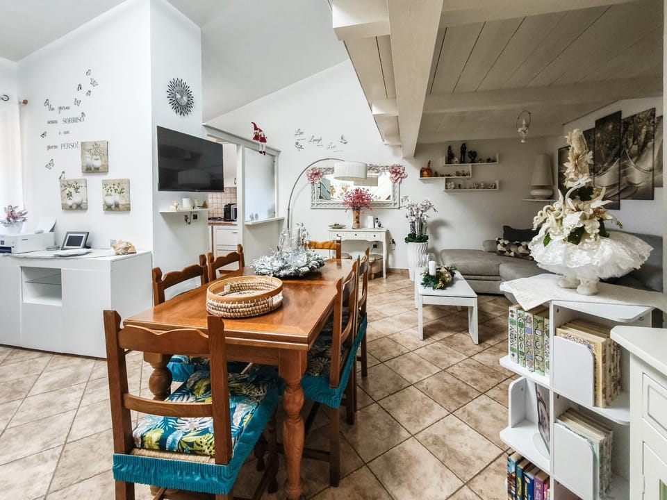 TV and multimedia, Kitchen or kitchenette, Living room, Dining area