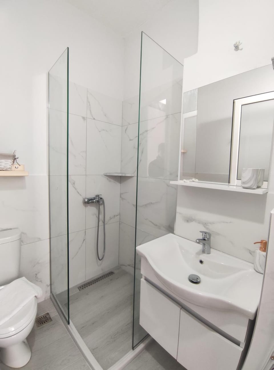 Shower, Toilet, Bathroom, towels