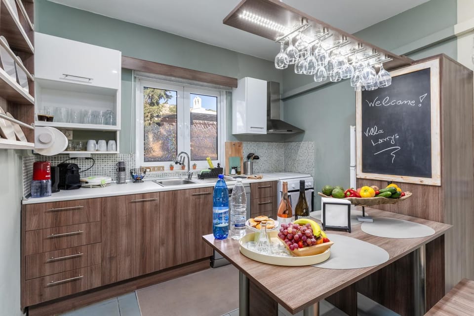 Kitchen or kitchenette, oven