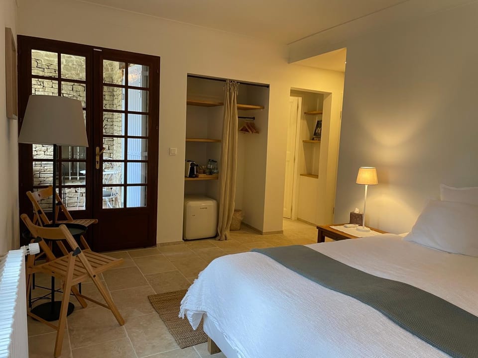 Seating area, Bedroom, wardrobe