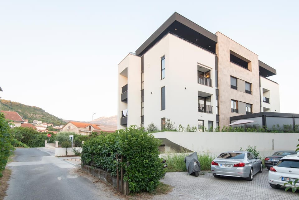 Property building, Neighbourhood