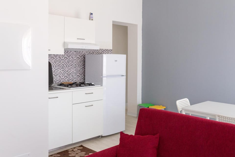Kitchen or kitchenette, Food and drinks, Seating area, Dining area