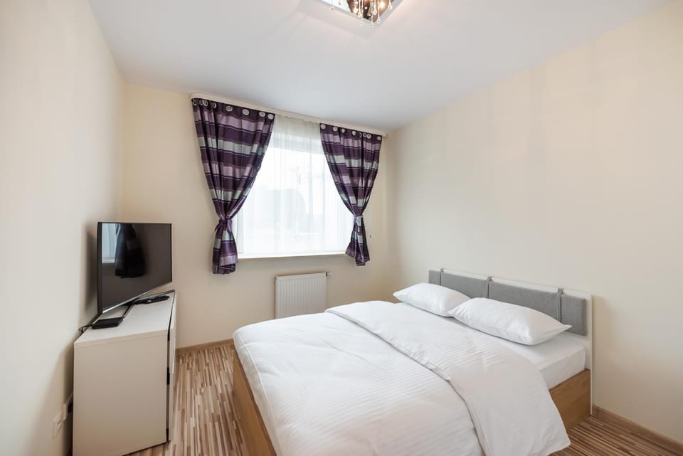 Bed, TV and multimedia, Bedroom