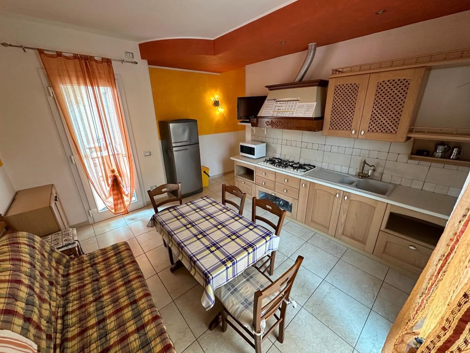 Kitchen or kitchenette, Living room, minibar