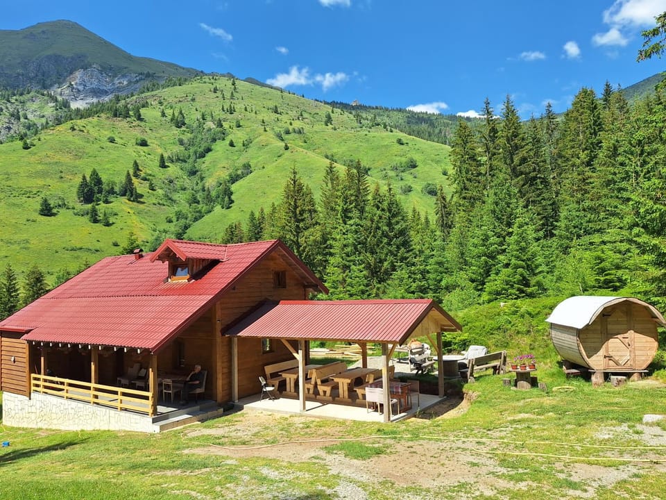 GAGO’S WOODEN HOUSE Country House in Montenegro