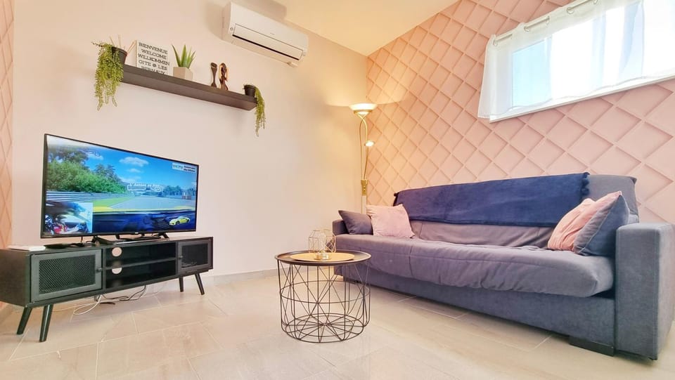 Communal lounge/ TV room, TV and multimedia, Living room, air conditioner