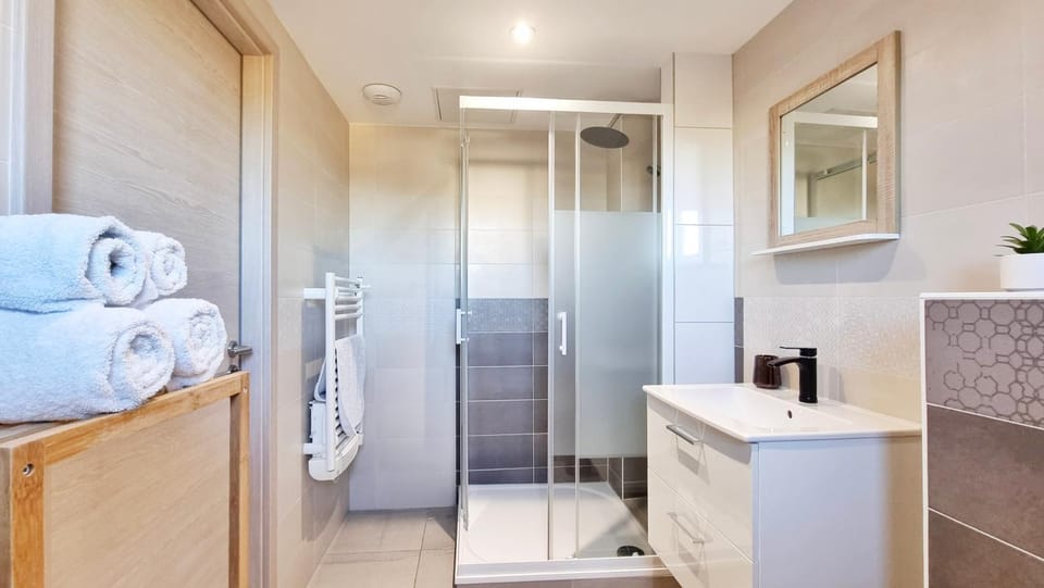 Shower, Toilet, Bathroom, towels