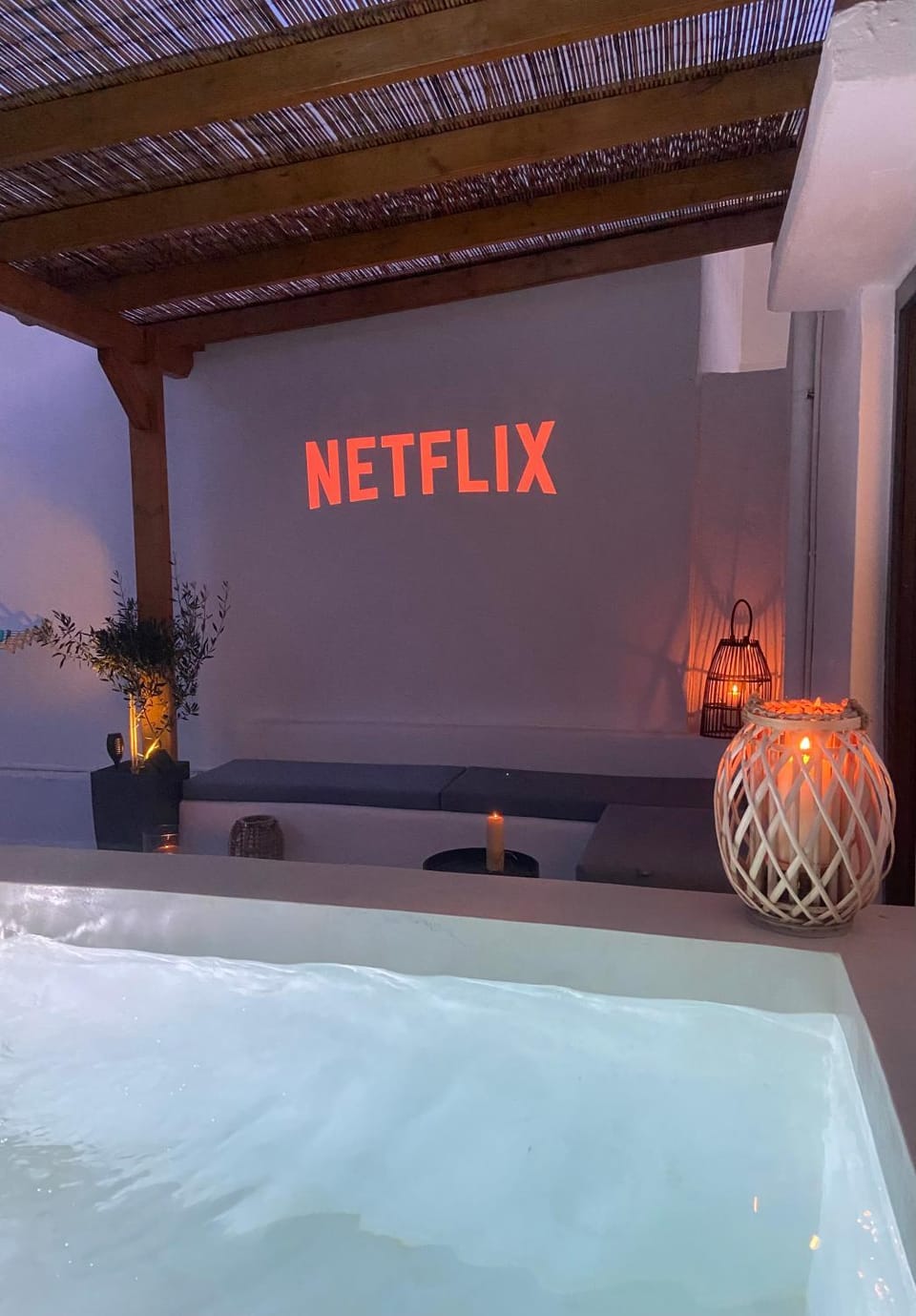 Night, Natural landscape, Hot Tub, Hot Tub, TV and multimedia, Evening entertainment, Pool view, Swimming pool