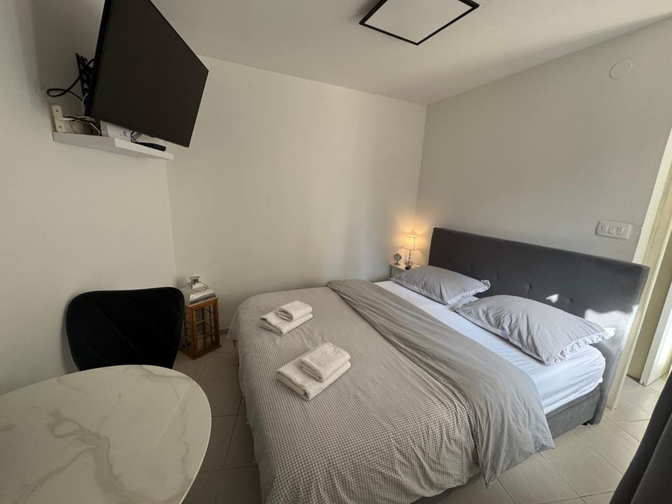 Bed, TV and multimedia, towels