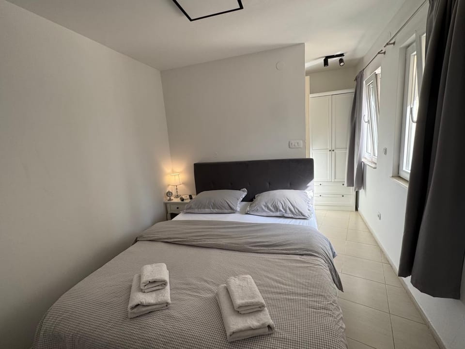 Bed, towels
