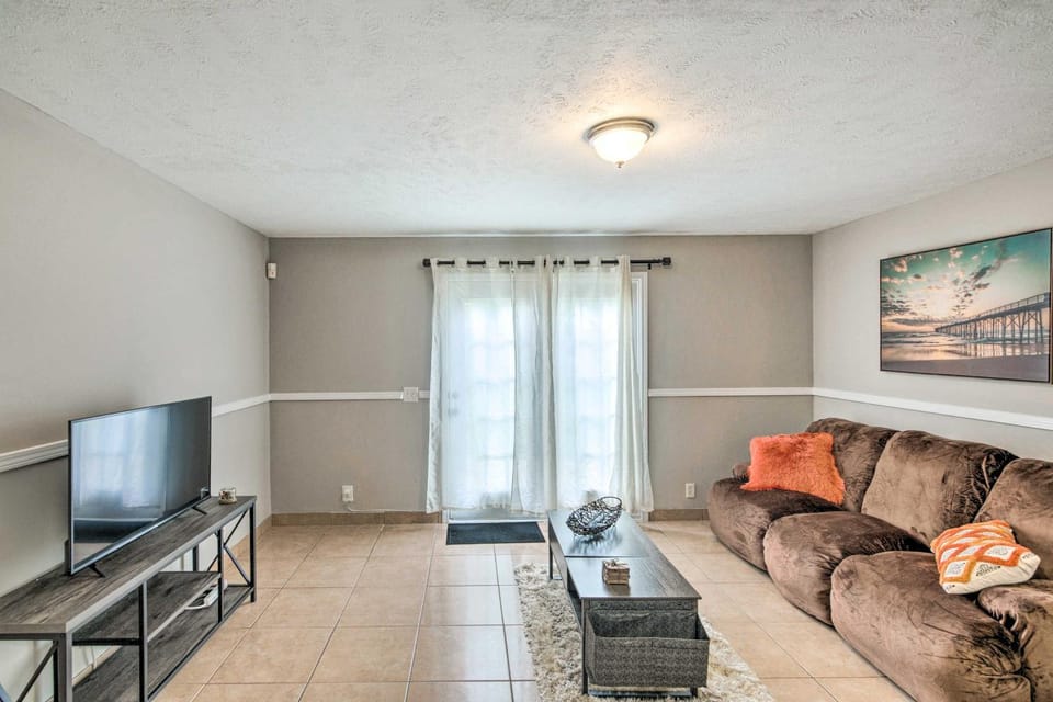 La Vergne Townhome: 22 Mi to Dtwn Nashville! House in La Vergne