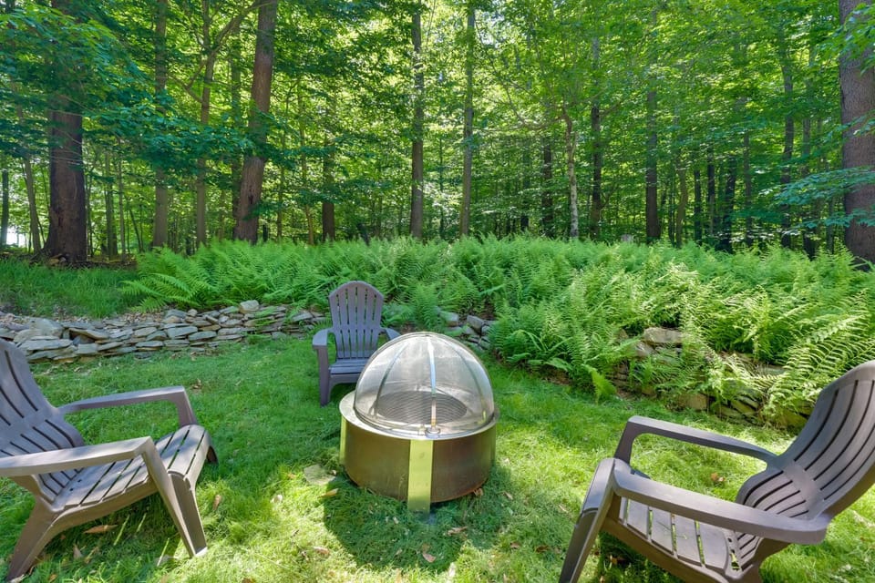 'Sweetfern' Gouldsboro Cabin: Deck + Lake Access Cabin in Pocono Mountains