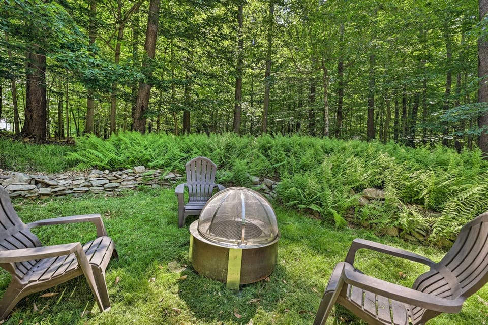 'Sweetfern' Gouldsboro Cabin: Deck + Lake Access Cabin in Pocono Mountains