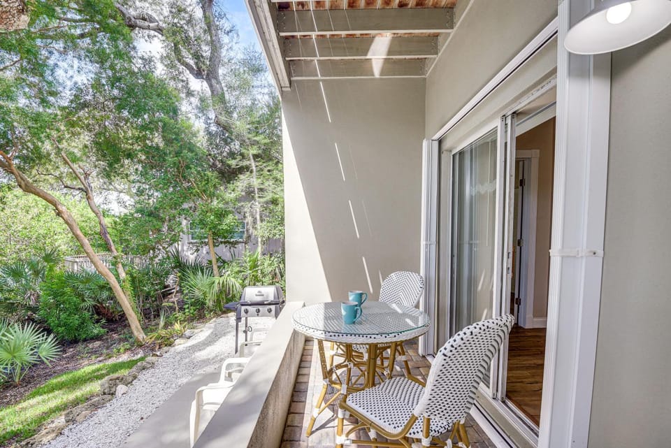 Walk to the Beach! New Smyrna Hideaway w/ Patio Apartment in Edgewater
