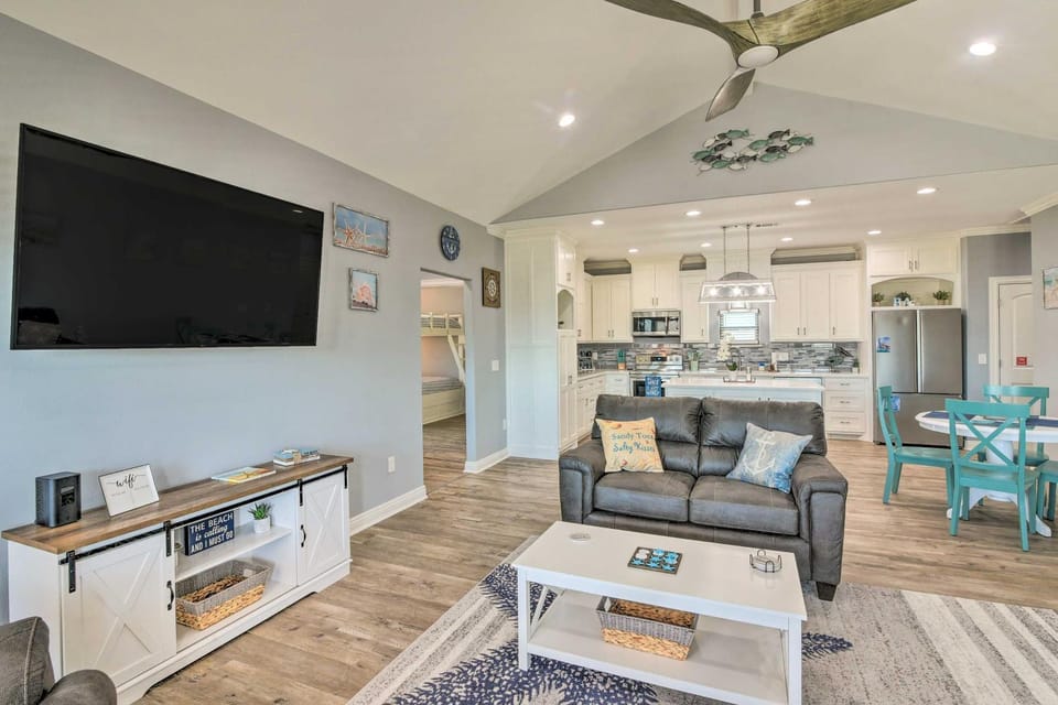 Ocean-View Deck, Walk to Shore: Crystal Beach Gem! House in Bolivar Peninsula