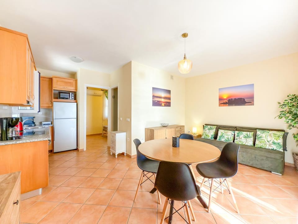 Kitchen or kitchenette, Living room, Seating area, Dining area