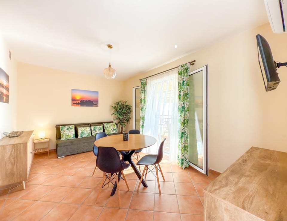Communal lounge/ TV room, TV and multimedia, Living room, Seating area, Dining area, Evening entertainment