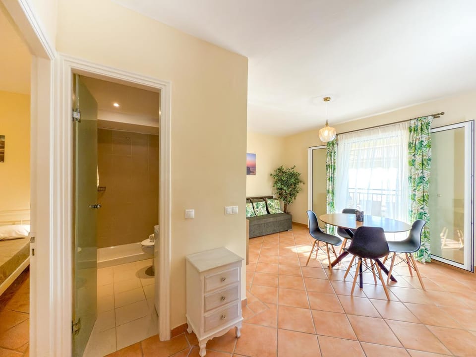 Kitchen or kitchenette, Living room, Seating area, Dining area