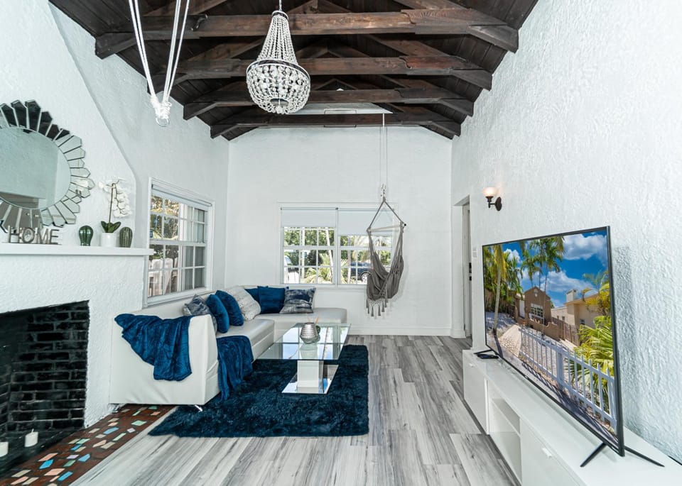 Communal lounge/ TV room, TV and multimedia, Living room, Seating area