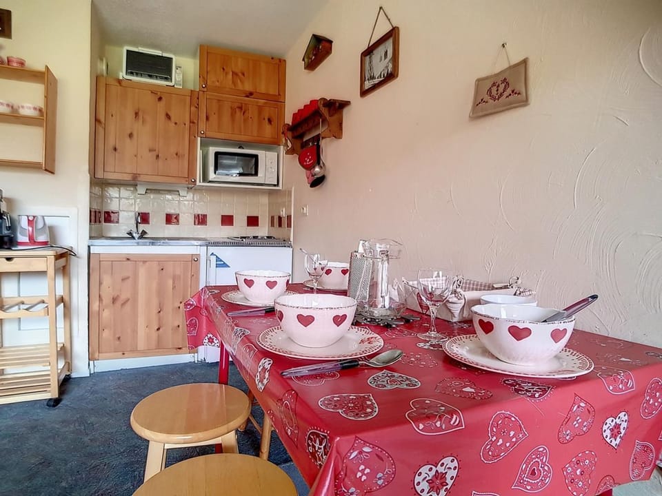 Studio cabine 4 pers. proche pistes avec balcon et parking - FR-1-344-863 Cabin in Les Allues