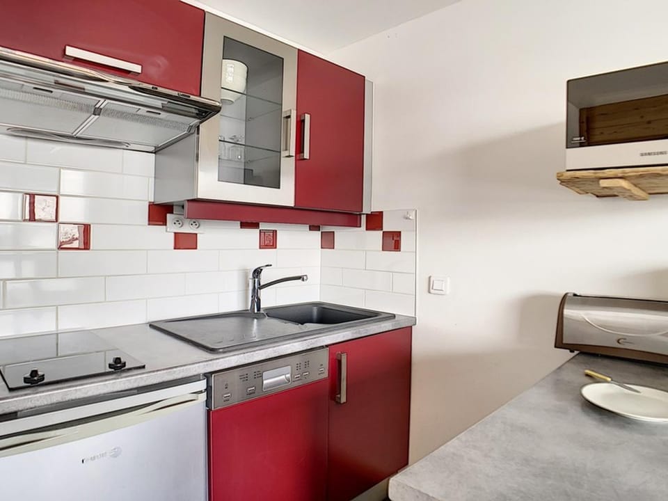 Studio rénové au centre, balcon, 3 pers., 5ème étage - FR-1-344-926 Apartment in Les Allues