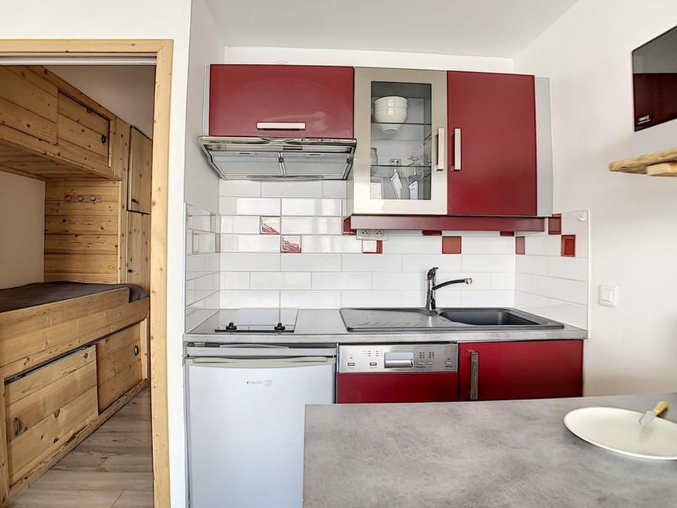 Studio rénové au centre, balcon, 3 pers., 5ème étage - FR-1-344-926 Apartment in Les Allues