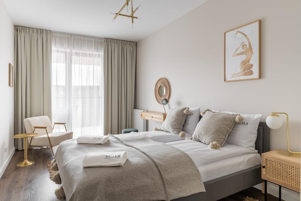 Bed, Bedroom, towels