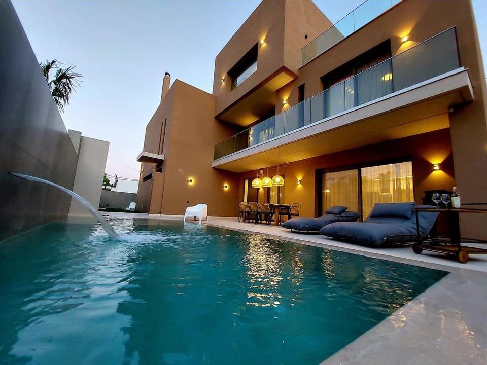Property building, Pool view, Swimming pool, Swimming pool, Swimming pool, sunbed