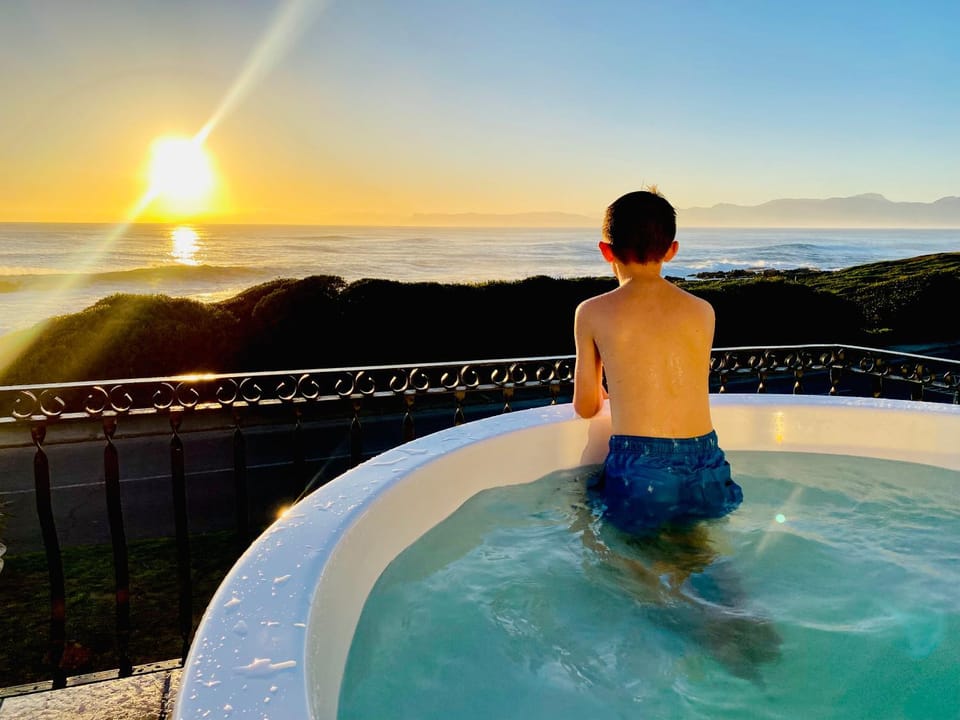 Natural landscape, Hot Tub, Guests, Sea view, Sunrise, Sunset, group of guests