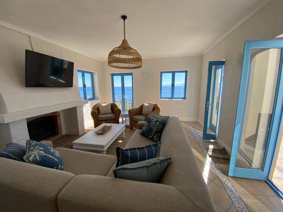 Communal lounge/ TV room, BBQ facilities, TV and multimedia, Balcony/Terrace, Living room, Seating area, Evening entertainment, fireplace, heating, air conditioner