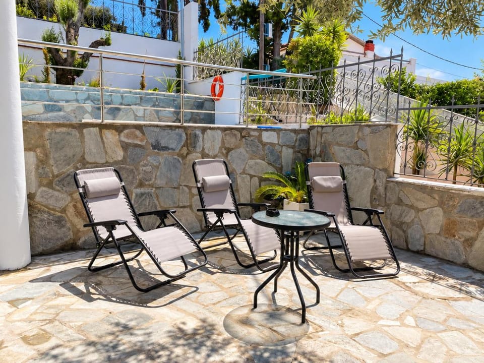 Swimming pool, sunbed
