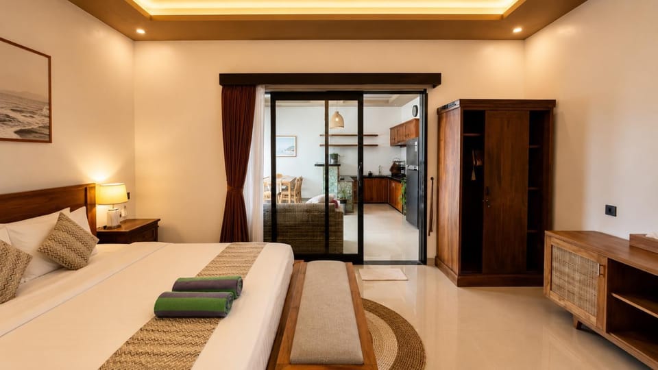 Bed, TV and multimedia, Living room, Photo of the whole room, Seating area, Bedroom, wardrobe