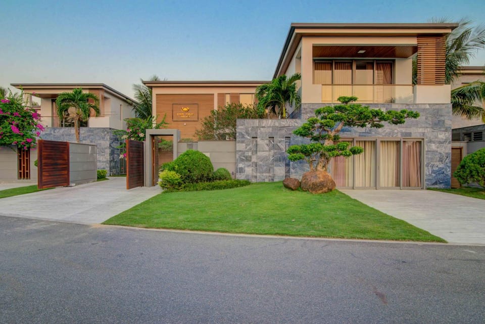 Property building, Facade/entrance, City view, Quiet street view