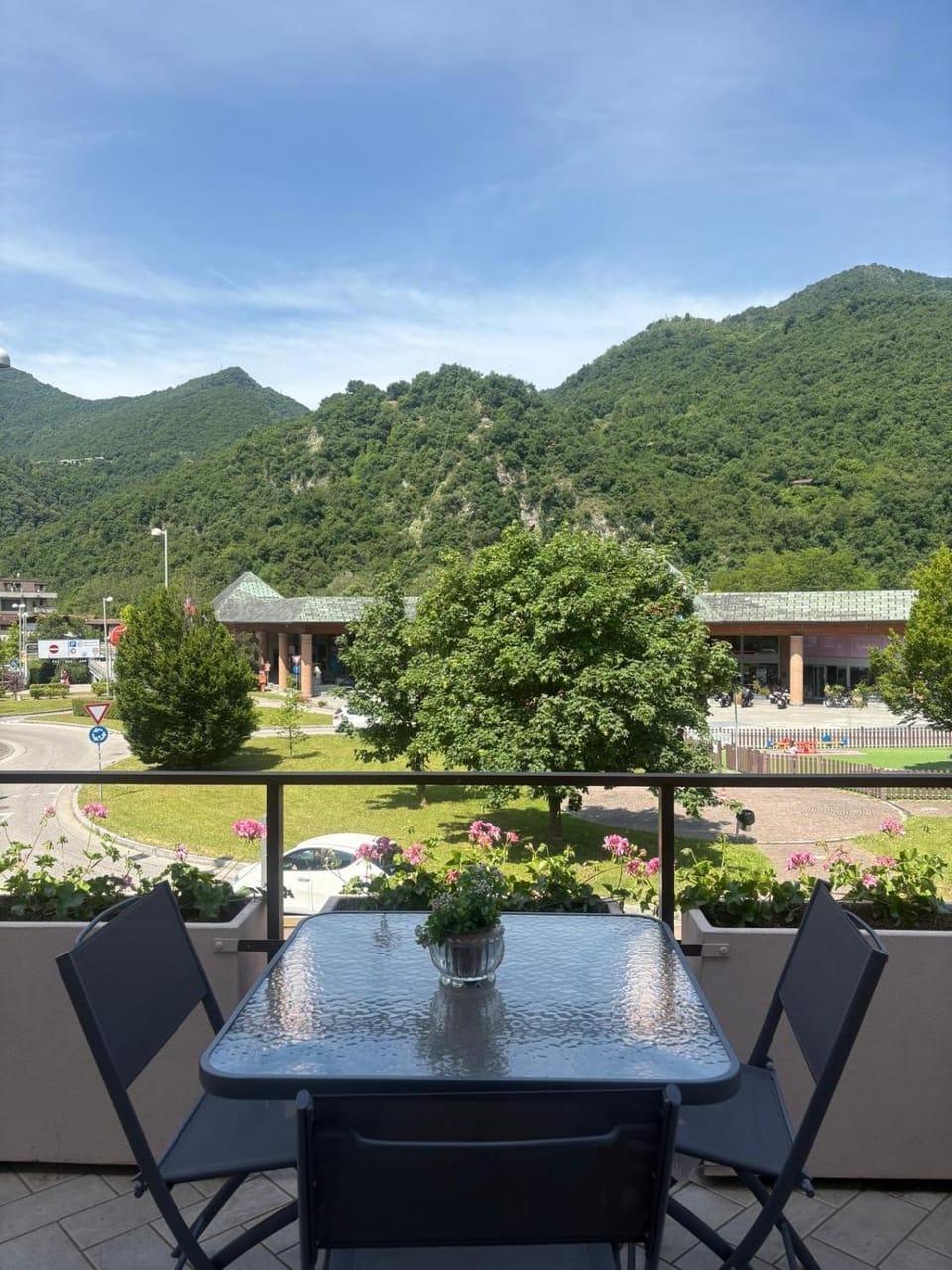 Property building, Balcony/Terrace, Mountain view