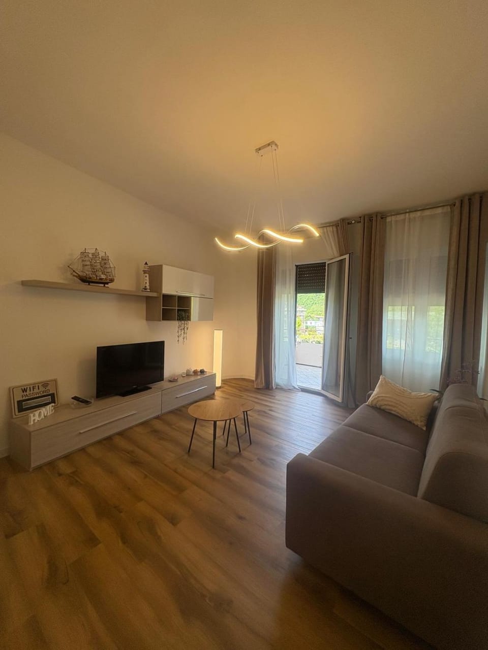Communal lounge/ TV room, TV and multimedia, Living room, Seating area, Evening entertainment