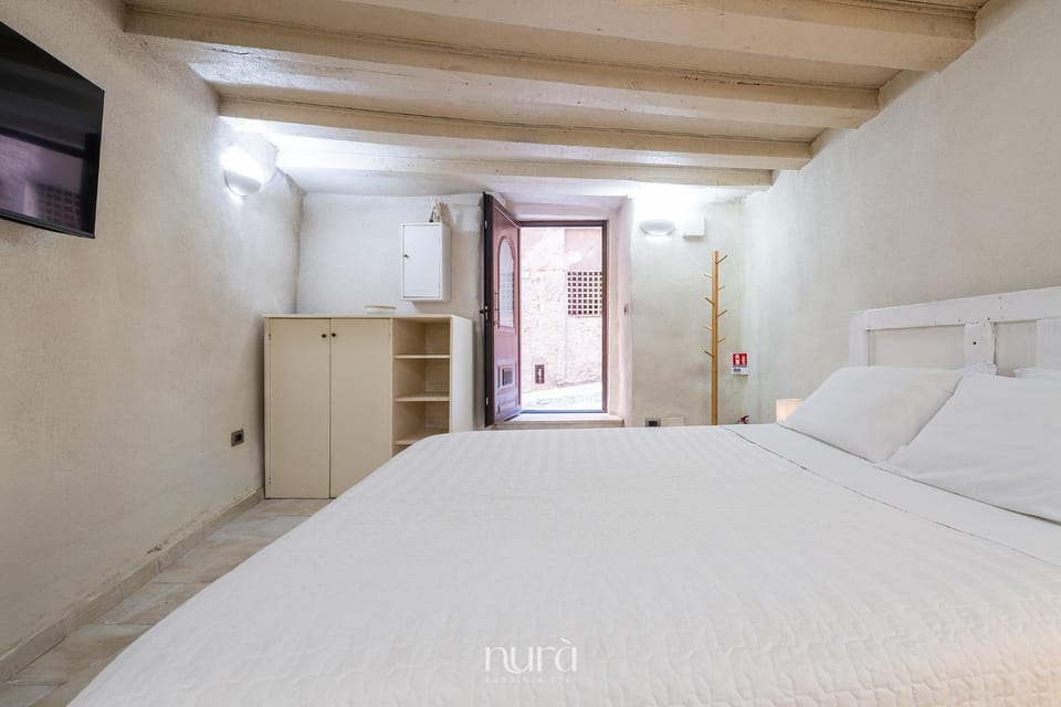 Bed, TV and multimedia, Photo of the whole room, Bedroom, wardrobe