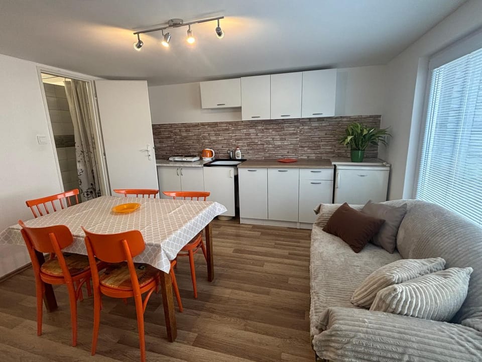 Kitchen or kitchenette, Dining area