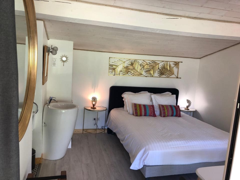 Bed, Photo of the whole room, Bedroom