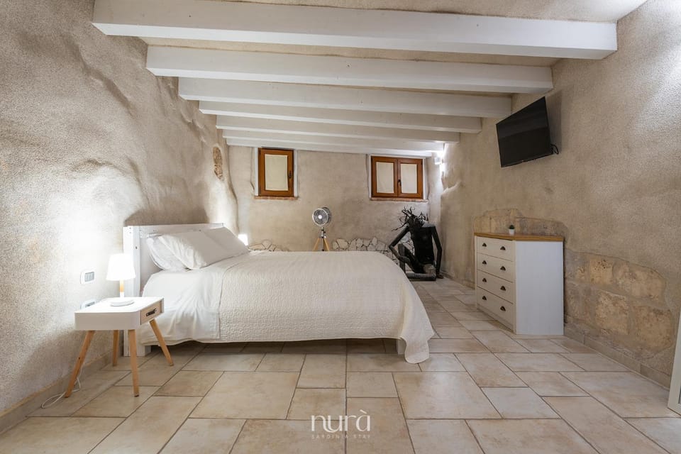 Bed, TV and multimedia, Kitchen or kitchenette, Photo of the whole room, Bedroom